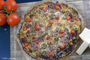 Vegetarische Low Carb Pizza Zucchini Boden mit Parmesan Tomaten Chili und Oliven 1
