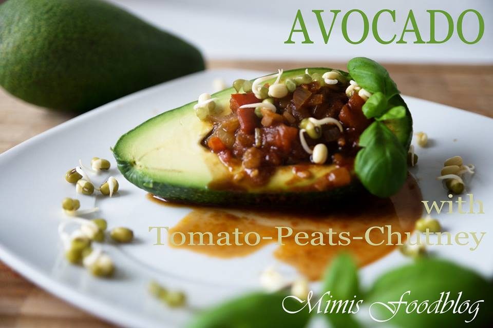 Avocado mit Tomaten-Birnen-Chutney