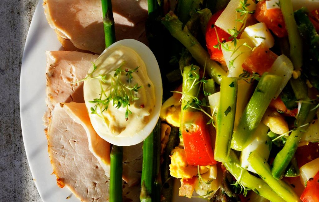 Spargelsalat mit gefülltem Ricotta-Ziegenkäse-Senf-Ei