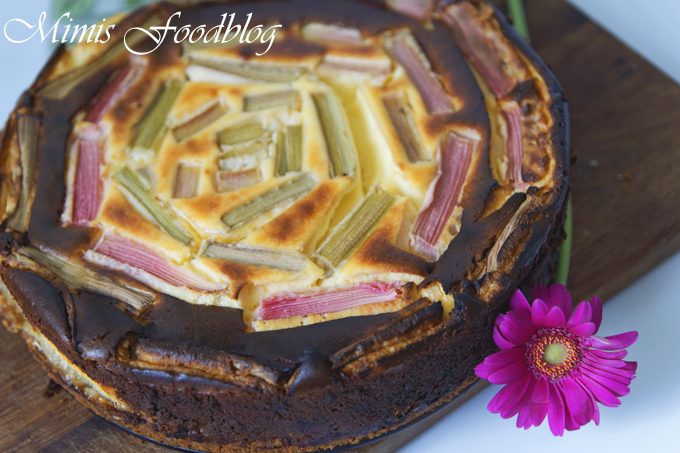 Rhabarber-Käsekuchen mit weißer Schokolade
