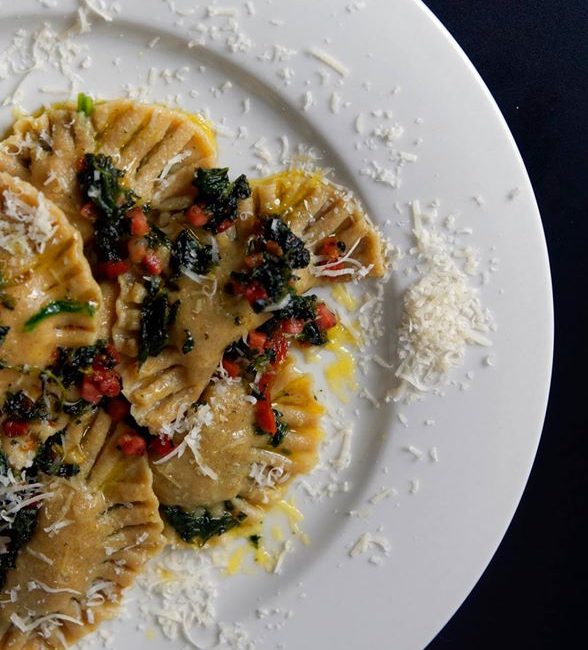 Roggen-Hartweizengries-Kürbiskernöl-Ravioli mit Spinatfüllung