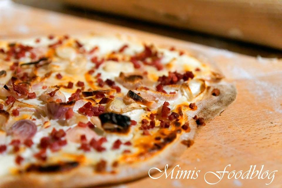 Klassischer Flammkuchen