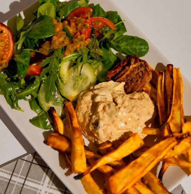 Pastinakenpommes mit Tomaten-Quark
