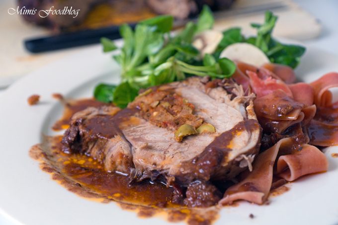 Mediterran gefüllter Sonntagsbraten