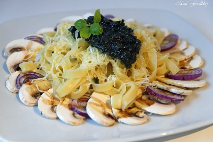 Bandnudeln mit Bärlauch-Zitronen-Pesto auf einem Pilz-Carpaccio mit einer Dattel-Balsamico-Reduktion