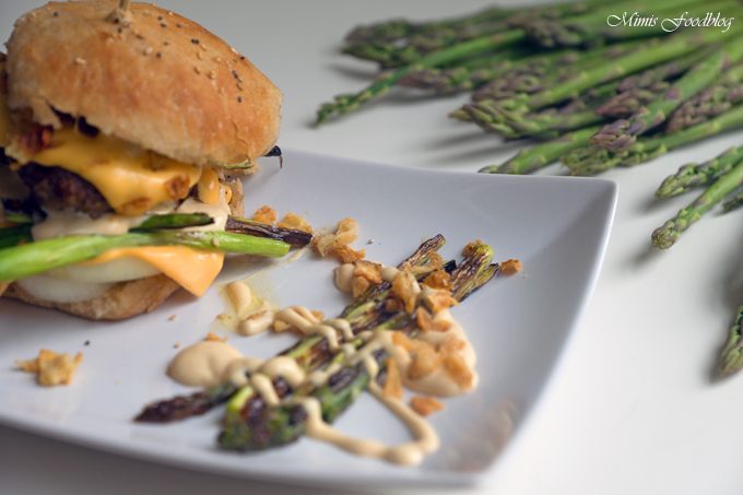 Spargelburger mit Dinkel-Roggen Bun und Cheese-Sauce