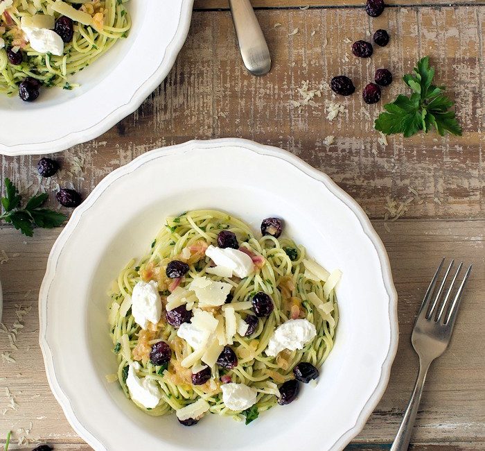 Spaghettini mit Paranuss-Petersilien-Pesto & Cranberrys
