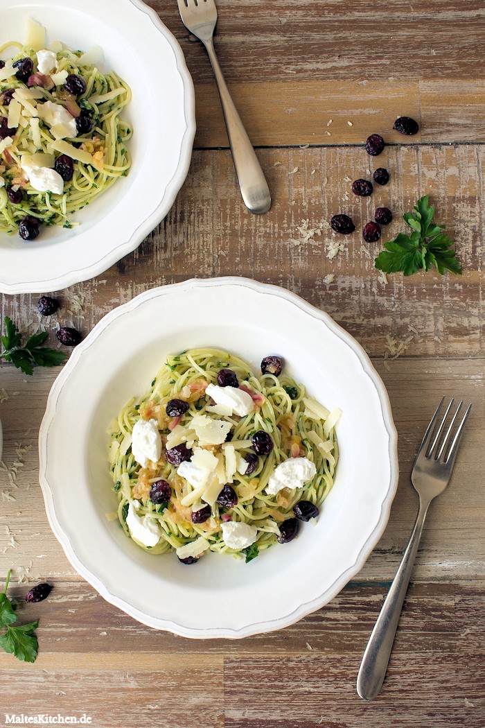 Spaghettini mit Paranuss-Petersilien-Pesto &amp; Cranberrys - Mimis Foodblog