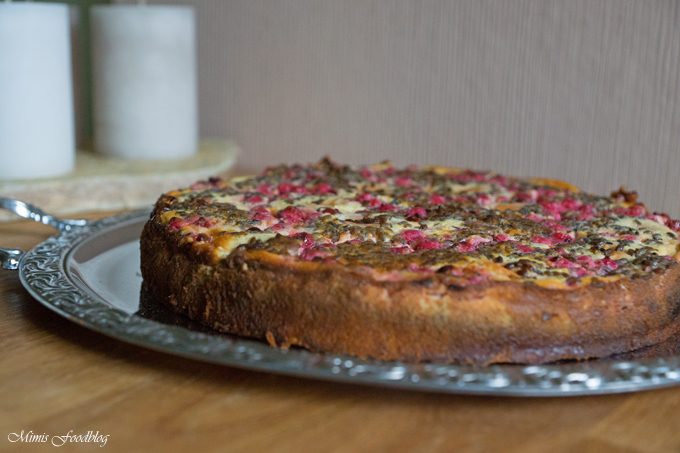 Vollkorn-Aprikosentorte mit Johannisbeeren und Lavendel