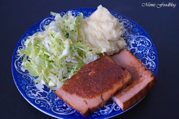 Leberkäse mit Kartoffelpüree und Endiviensalat