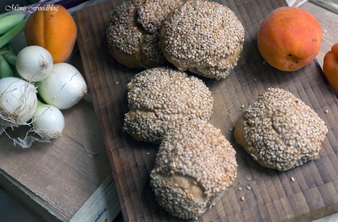 Dinkel-Roggen-Buttermilch-Brötchen mit Sesam