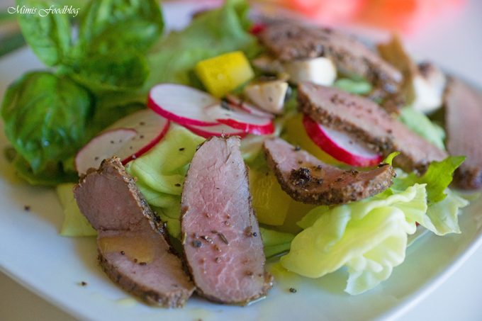 Gegrillte Lammlende in Kräutermarinade auf Salat