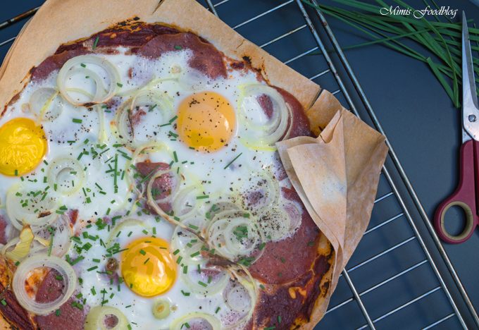 Knusperfladen mit Salami und Ei