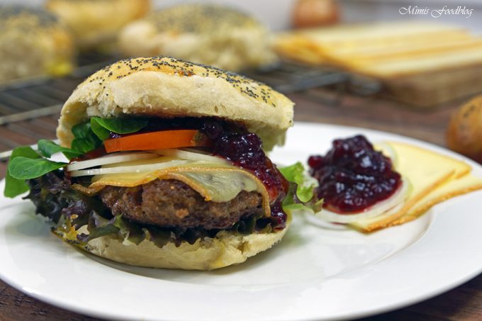 Raclette-Burger mit Preiselbeeren und selbst gebackenem Dinkel-Mohn-Bun