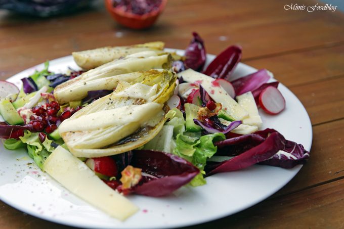 Wintersalat mit Rotkohl, Granatapfel mit gebratenem Chicoree