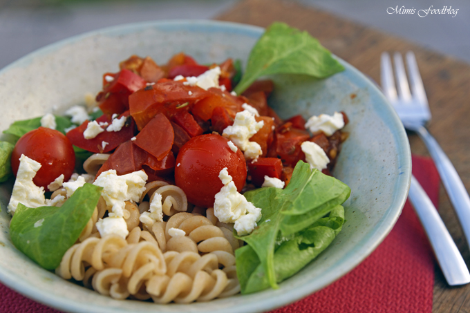 Sommerliche Paprika-Tomaten Nudeln mit Babyspinat - Mimis Foodblog