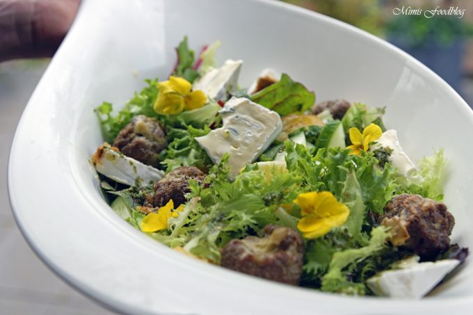 Gefüllte Gorgonzola-Hackbällchen ~ auf einem Sommersalat mit Blüten