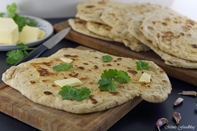 Gesundes Naan mit Dinkelvollkornmehl ~ das fluffige Fladenbrot mit Koriander und Pfeffer