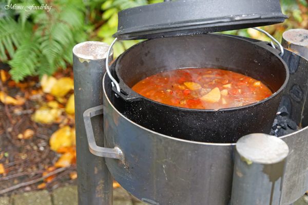 {Anzeige} Deftiges Kaffee-Gulasch aus dem Dutch Oven ~ Outdoorcooking mit flammo Dutch Oven Feuerschale