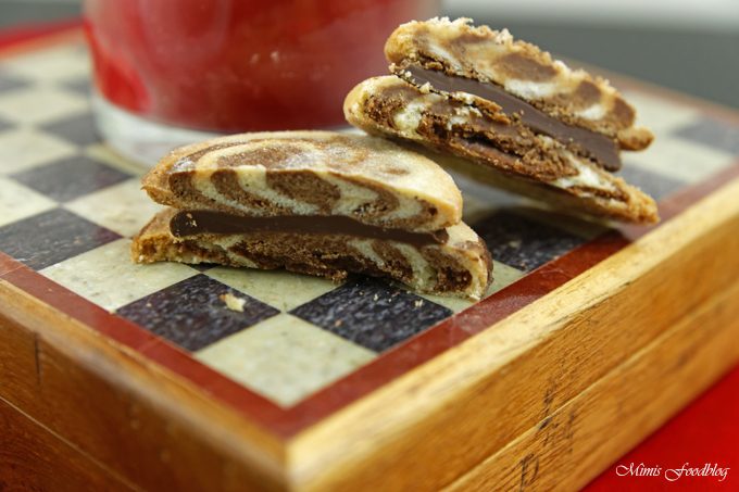 Schwarz-Weiß-Gebäck ~ marmoriert mit weihnachtlicher Schokoladenfüllung