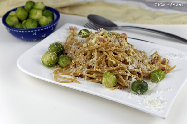 Vollkorn-Spaghetti Carbonara mit Rosenkohl ~ herbstlich, rustikales Pastaglück