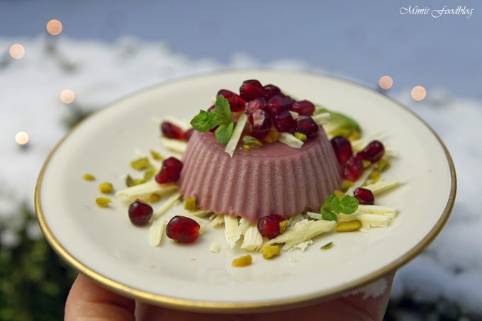Granatapfel-Panna-Cotta ~ weihnachtliches Dessert mit Pistazien und weißer Schokolade
