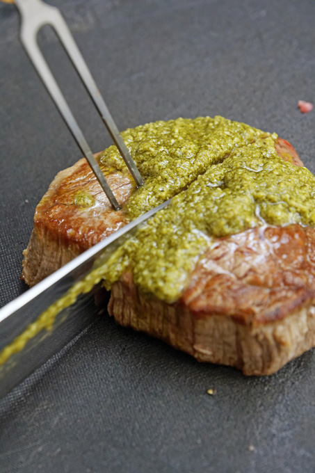 Filetsteak mit Pesto verde auf grünem Spargel - Mimis Foodblog