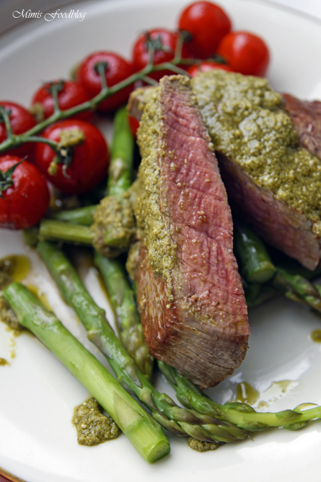 Filetsteak mit Pesto verde auf grünem Spargel - Mimis Foodblog