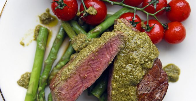 Filet Steak mit Pesto Verde auf grünem Spargel 1