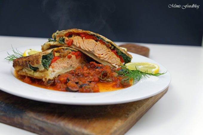 Lachs in Filoteig ~ Gefüllt mit Tomaten und Spinat auf einer Tomaten-Kapern-Sauce