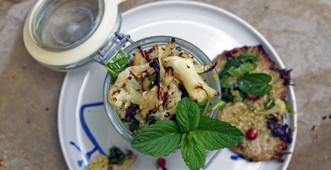 Gerösteter Blumenkohl Salat mit Bärlauch Pistazienkernen und Granatapfel 5
