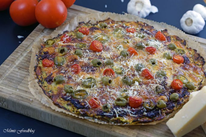 Vegetarische Low Carb Pizza ~ Zucchini-Boden mit Parmesan, Tomaten, Chili und Oliven
