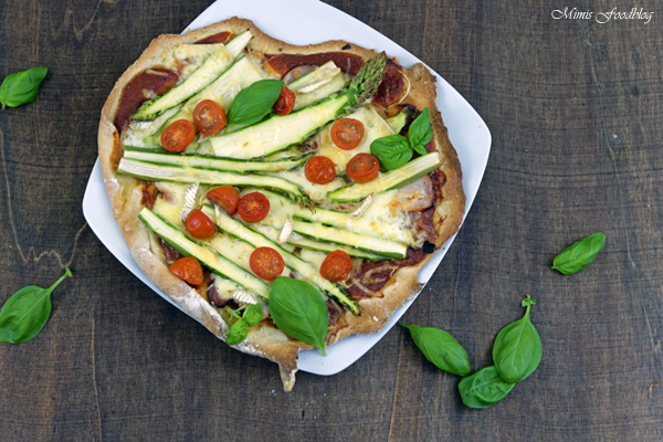 Pizza mit Grünem Spargel, Cocktailtomaten und viererlei Käse ~ denn ...