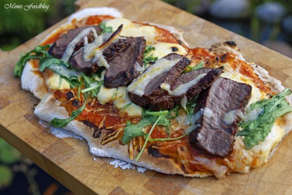 Pizza Americano Style mit Beefstreifen aus dem Oberhitzegrill – Grillen mal anders, denn Pizza geht immer