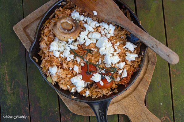 Rote Reispfanne mit Schafskäse ~ mediterranes, schnelles Resteessen