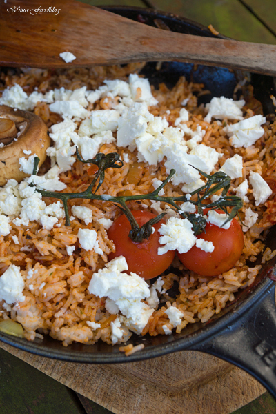 Rote Reispfanne mit Schafskäse mediterranes schnelles Resteessen 2