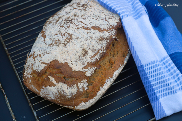 Sauerteigbrot aus Dinkel- und Roggenmehl ~ selbst gebackenes Brot zum ...