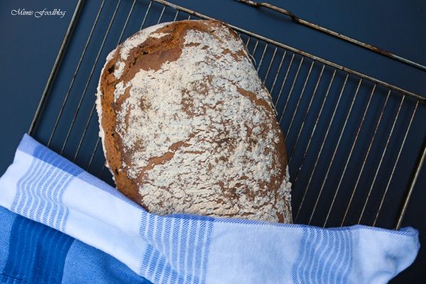 Sauerteigbrot aus Dinkel- und Roggenmehl ~ selbst gebackenes Brot zum Frühstück