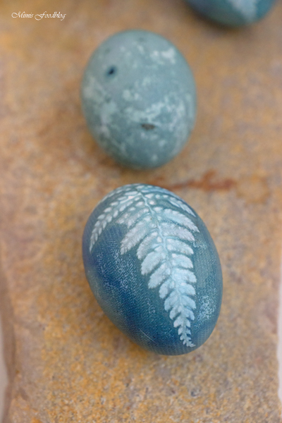 Das natürlich gefärbte Blau der Ostereier Eier färben mit Blaubeeren 1