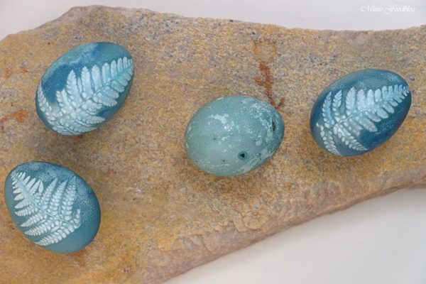 Das natürlich gefärbte Türkis der Ostereier ~ Eier färben mit Blaubeeren