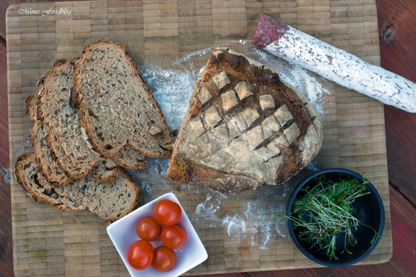 Kleines Brot mit Körnern und Dinkelschrot ~ rustikale Brotliebe mit knackiger Kruste