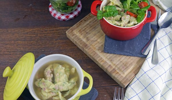 Schwaebische Wurstspaetzle klassische Hausmannskost als Suppe oder zu Salat 11